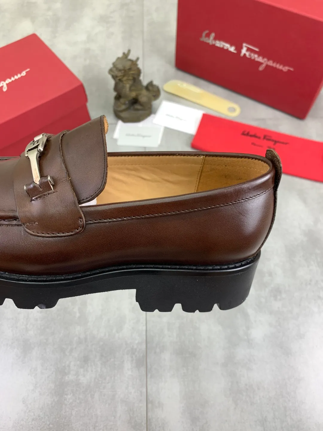 Men's Men's Shoes 💰P480💰[New Style] Water-dyed Niuli 🆘[Salvatore Ferragamo] Ferragamo's latest casual business leather shoes for men! Listed simultaneously! The fabric is made of specially imported original calfskin, and the interior is made of imported water-dyed cowhide. It is absolutely luxurious and leads the fashion trend. Matching code: 38-44 (45 and 46 can be customized) Multiple colors available